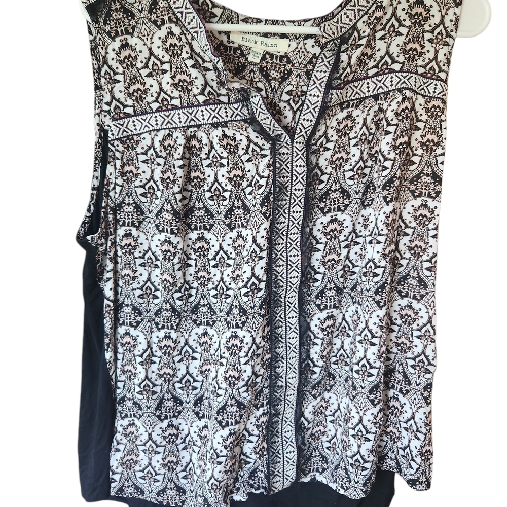 Gypsy Blu Black and White Sleeveless Boho Top. 18x32
